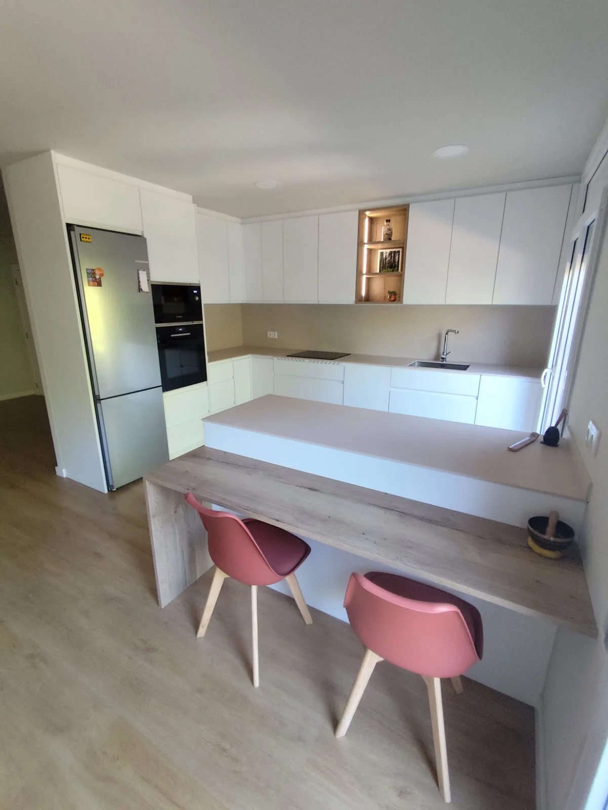 Cuina blanca amb península a Girona