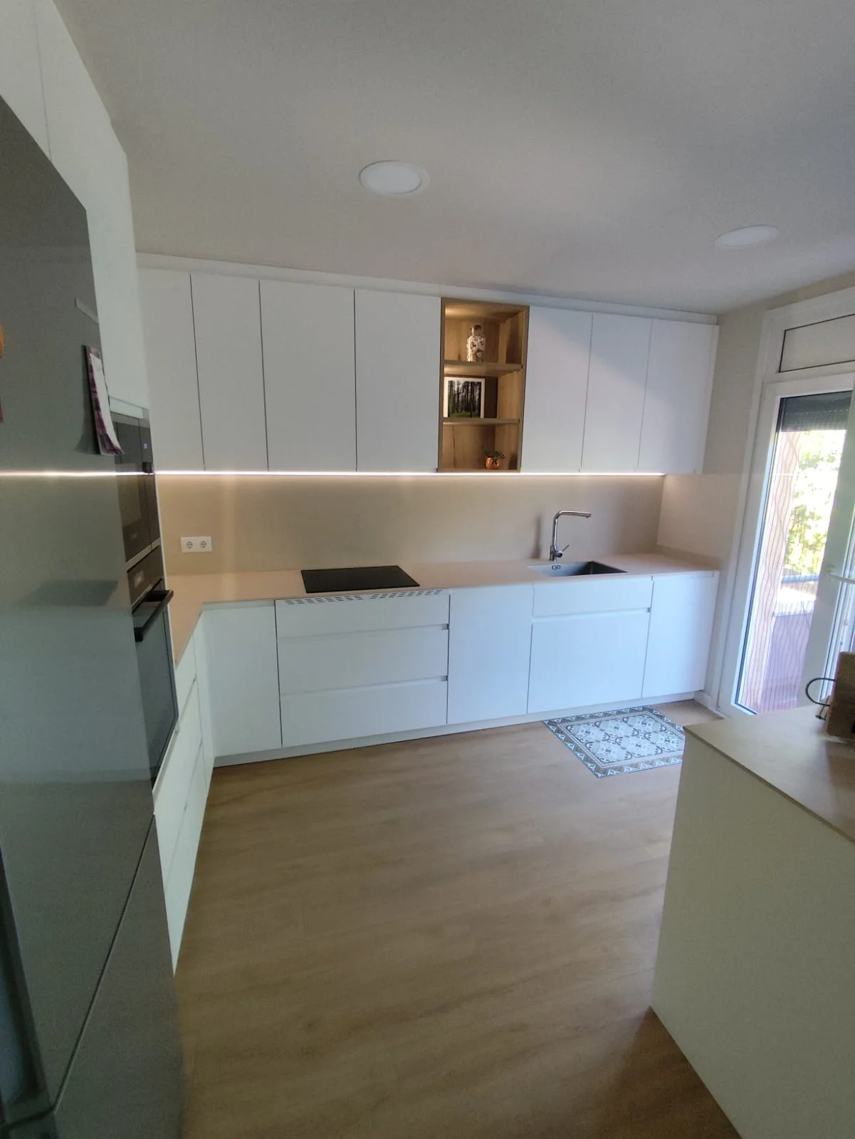 Cuina blanca amb península a Girona