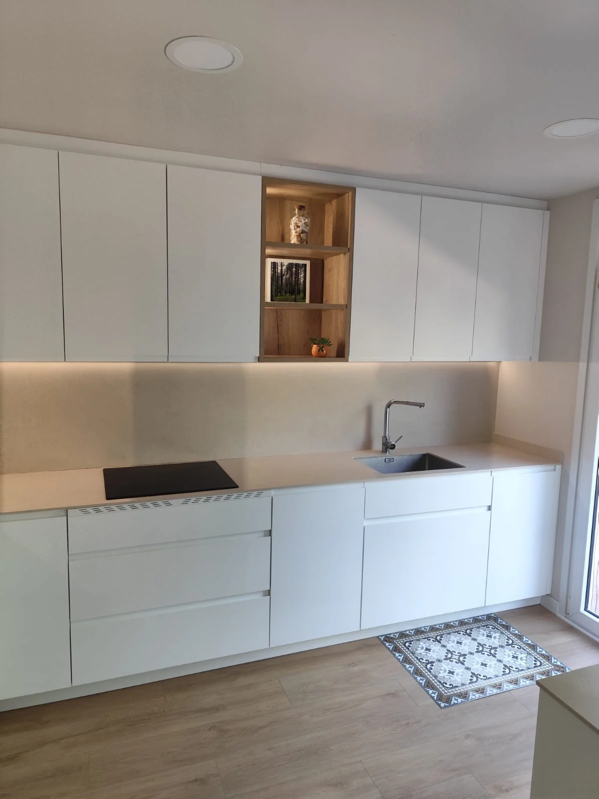 Cuina blanca amb península a Girona