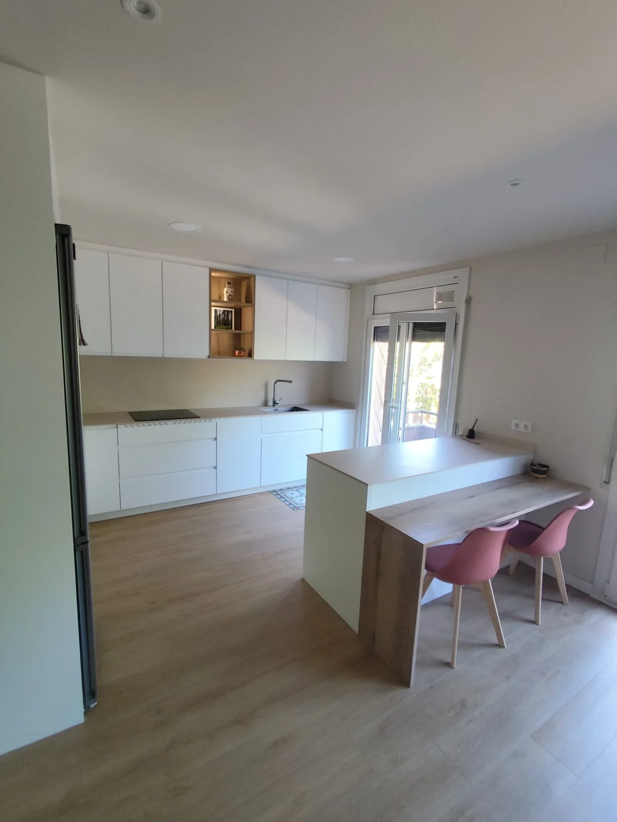 Cuina blanca amb península a Girona